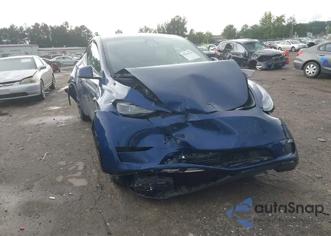 2024 Tesla Model Y Long Range Dual Motor All-Wheel Drive z USA, uszkodzony, nr VIN 7SAYGDEE9RF169056